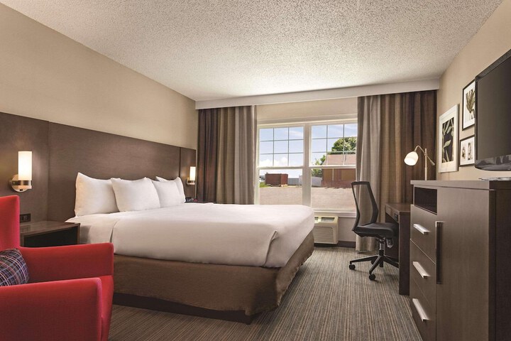 1 King Bed (2 of 6)