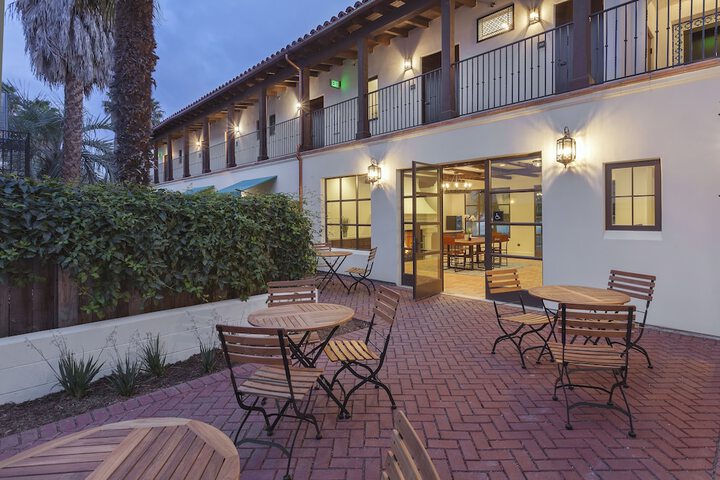 Hotel Exterior 35 of 47