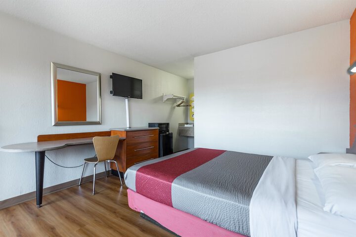 1 Queen Bed (5 of 21)