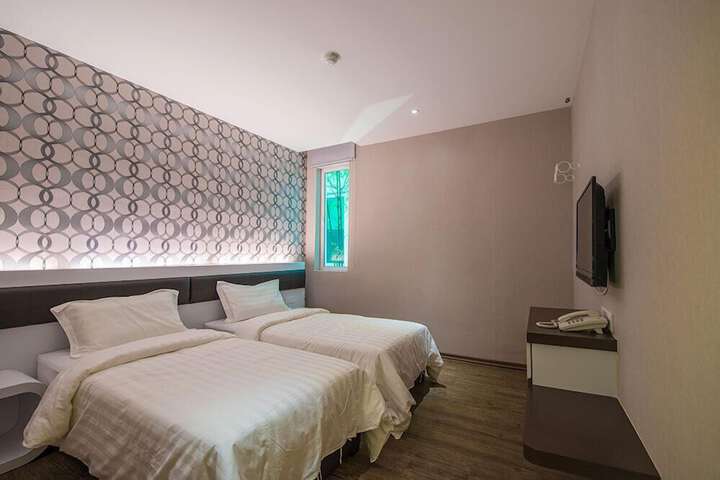 Room 9 of 28