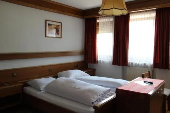 Room 7 of 9