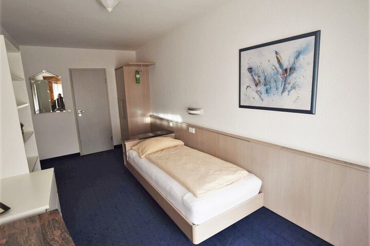 Room 13 of 34