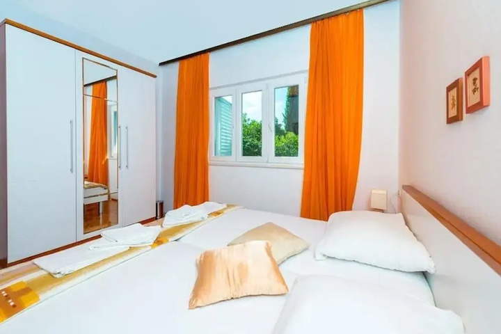 Room 4 of 15