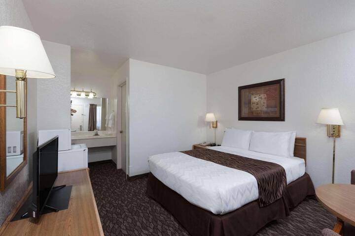 1 Queen Bed (32 of 49)