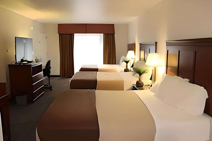 2 Queen Beds (2 of 7)