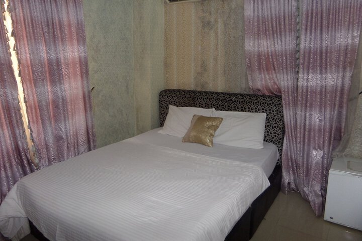 Room 10 of 13