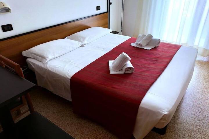 Room 4 of 18