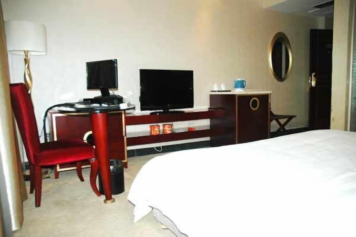 Room 5 of 12