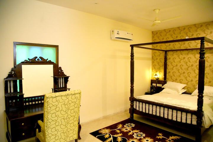Room 10 of 13
