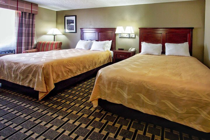 2 Queen Beds (11 of 13)