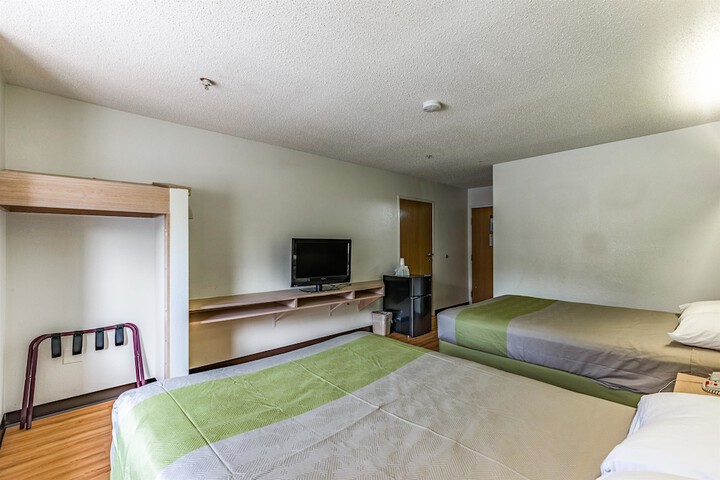 1 Queen Bed (13 of 17)