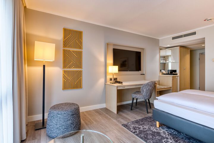 Room 6 of 101