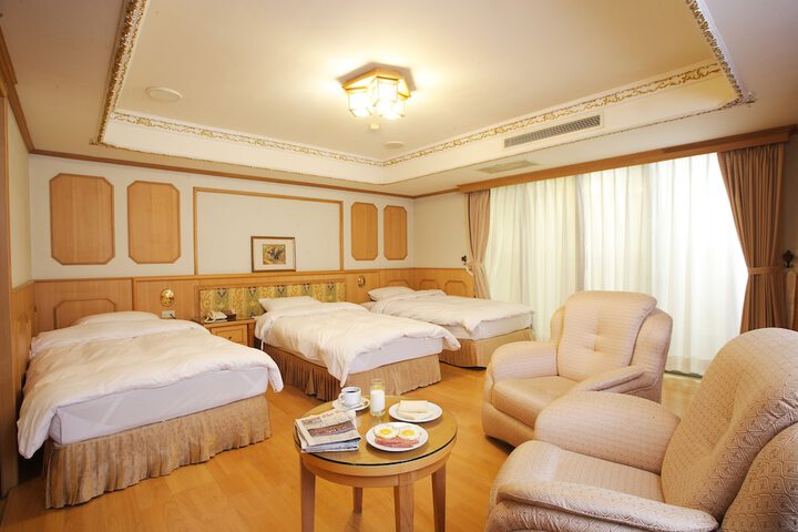 Room 6 of 32