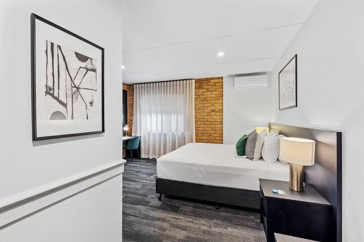 Room 3 of 90