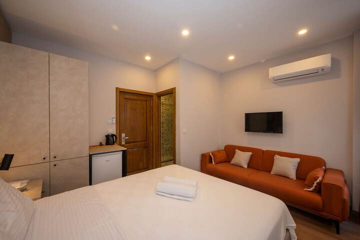 Room 33 of 98