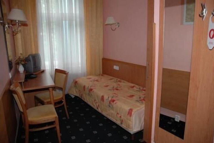 Room 17 of 35