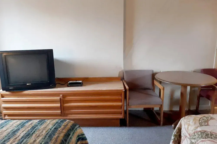 Room 5 of 9