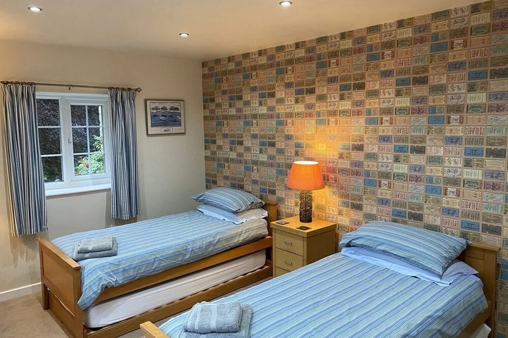 Room 4 of 12