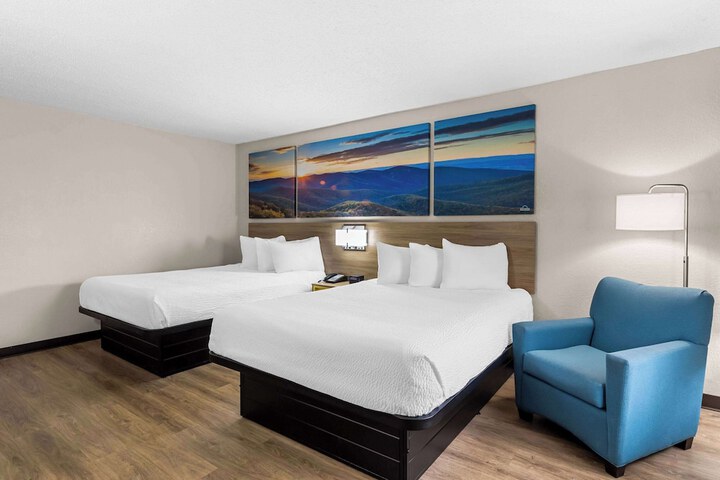1 Queen Bed (12 of 16)