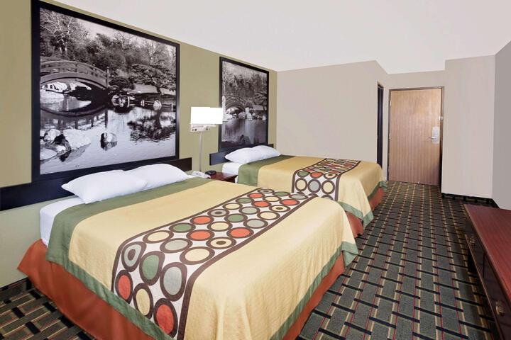 2 Queen Beds (3 of 5)