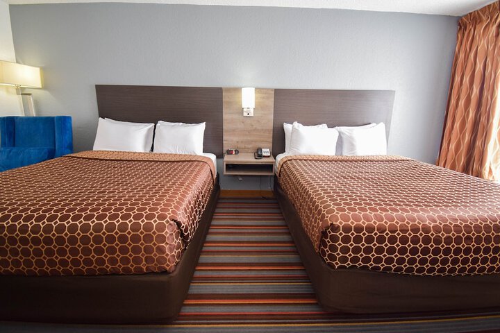 2 Queen Beds (7 of 17)