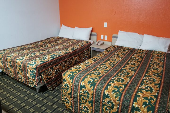 2 Double Beds (3 of 10)