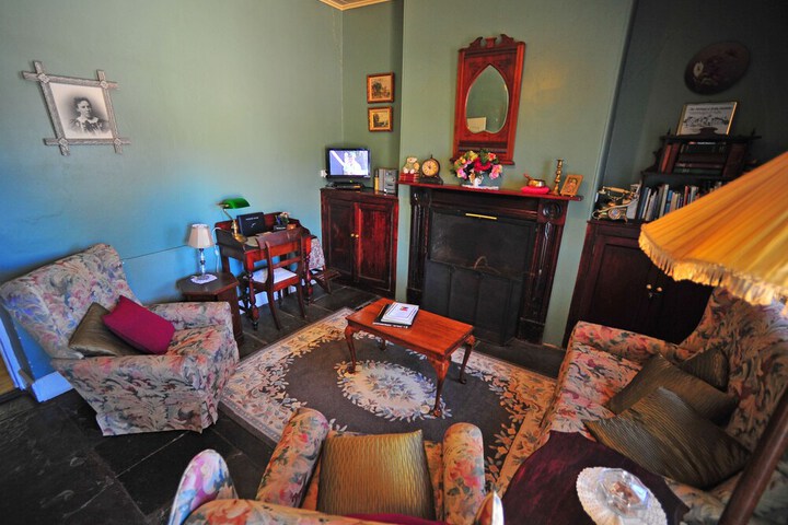 Room 6 of 11