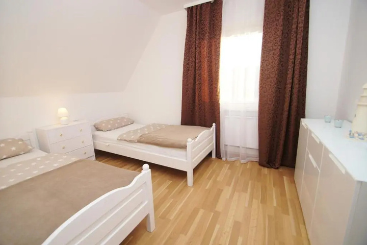 Room 3 of 10