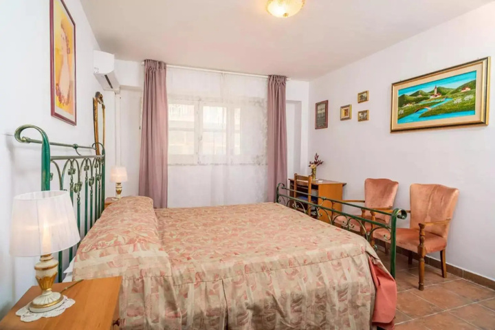 Room 2 of 16