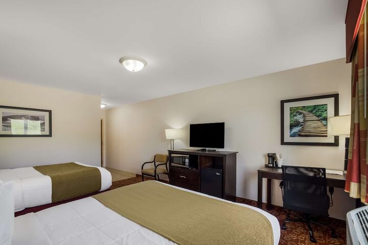 2 Queen Beds Flat Screen Television Microwave and Refrigerator, Continental Breakfast (12 of 18)