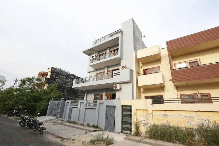 OYO 27969 Radiant Casa