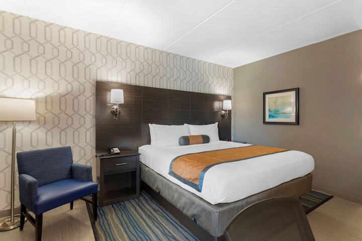 1 King Bed Exterior Entrance First Floor Microwave and Refrigerator WiFi Pet Friendly Room Full Breakfast (1 of 10)