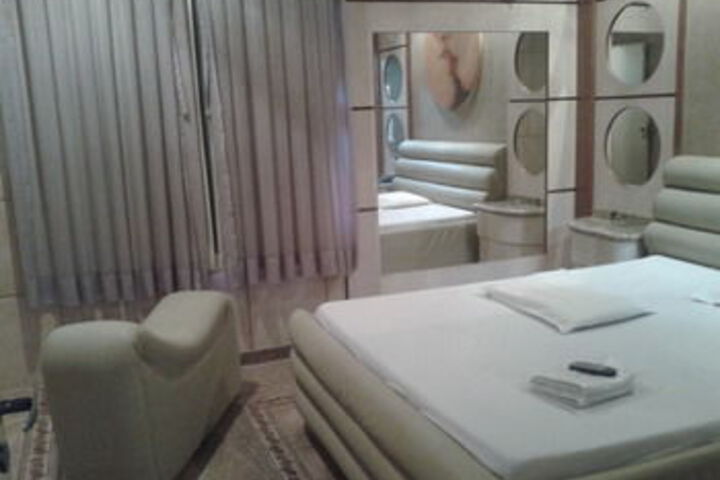 Room 10 of 16