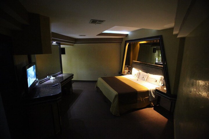 Room 3 of 27