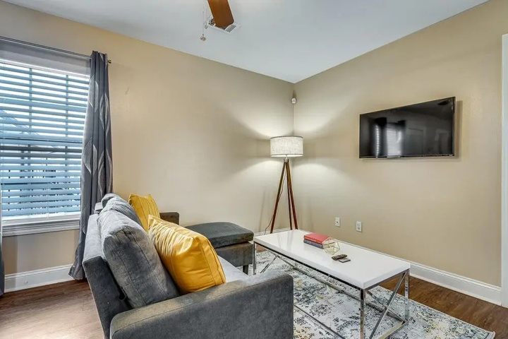 Exterior of Lasalle 1b / 2b · Centrally Located Gated Units Great for Groups!