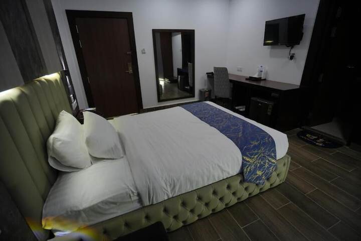 Room 36 of 77