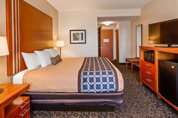 1 King Bed Microwave, Refrigerator WiFi Shower Only Full Breakfast (10 of 11)
