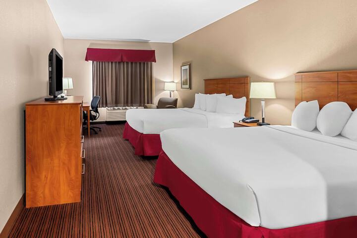 2 Queen Beds (1 of 14)