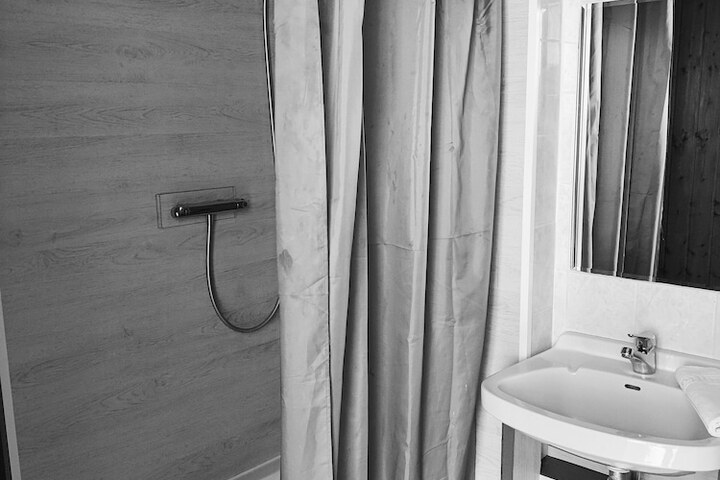 Room 27 of 33