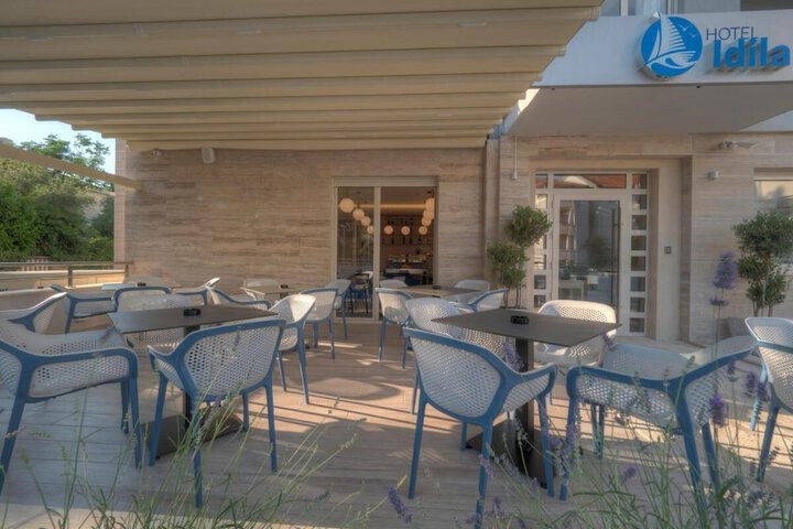Dining 51 of 56