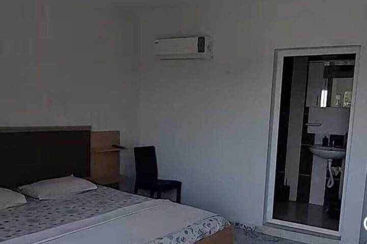 Room 9 of 14