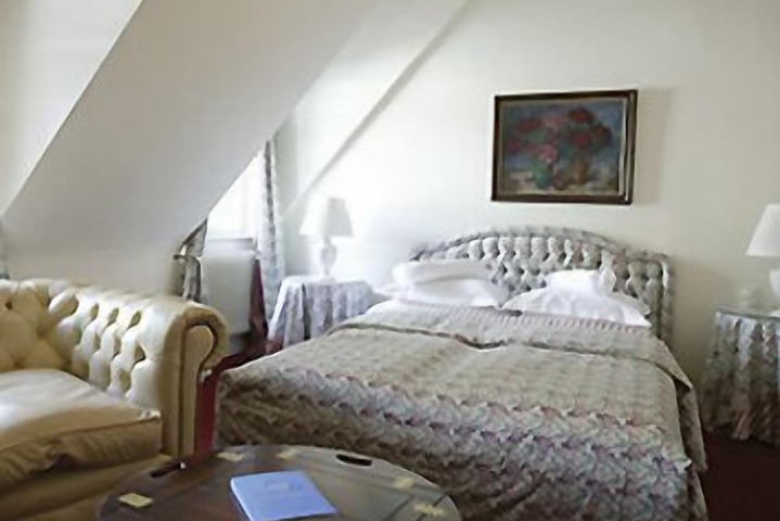 Room 6 of 52