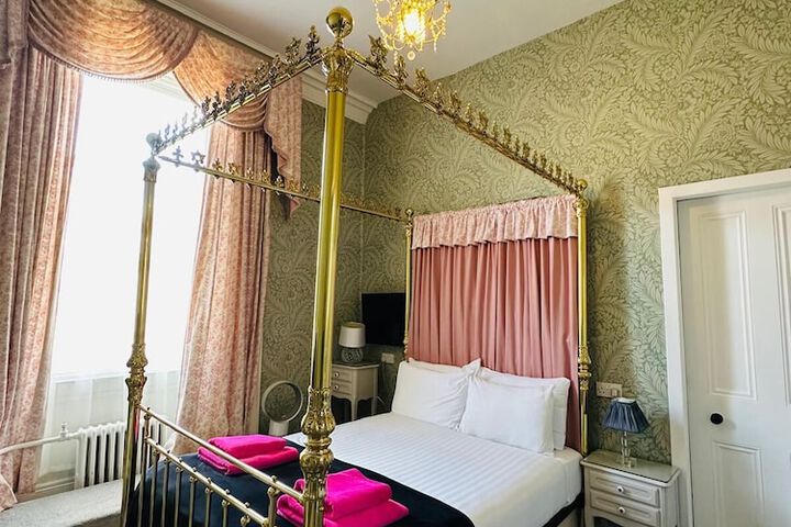 Room 11 of 30