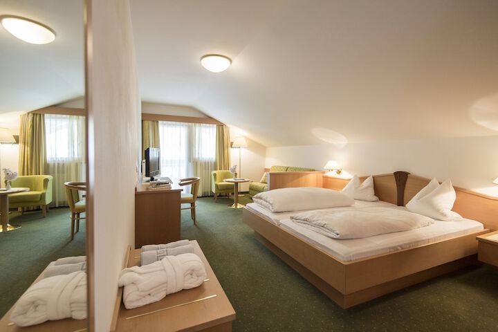 Room 10 of 77