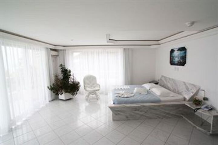 Room 16 of 40