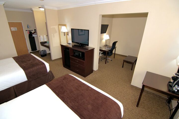 2 Queen Beds (8 of 9)
