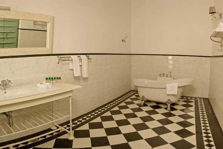 Room 12 of 73