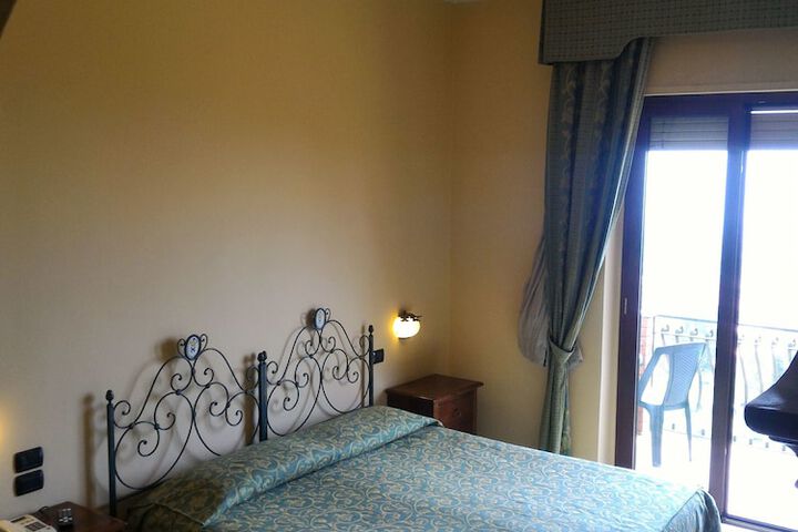 Room 7 of 33
