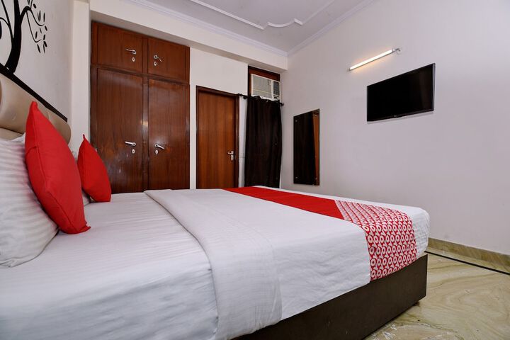 Room 7 of 12