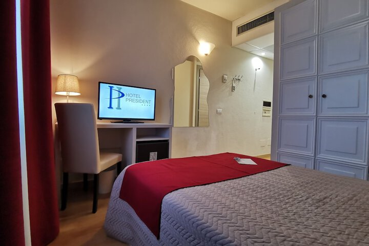 Room 33 of 76